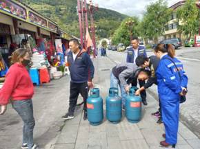 松潘县中秋国庆前对危险化学品进行排隐除患3